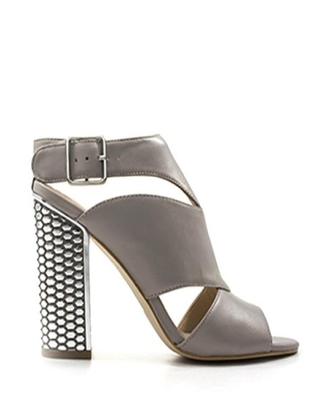 Sandalia Guess en color gris para mujer