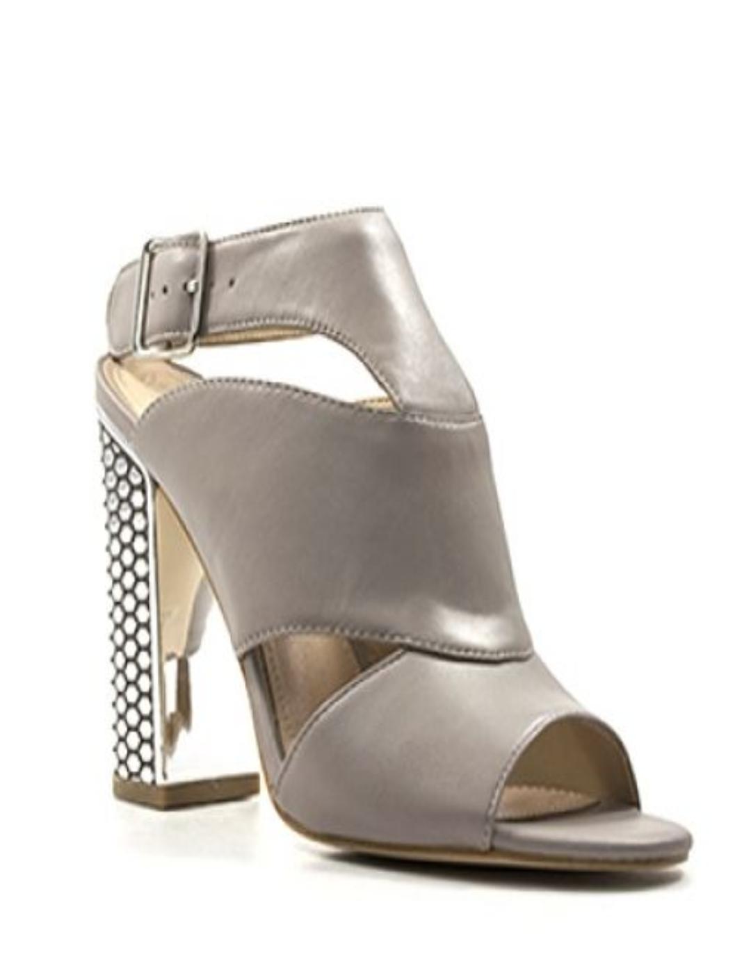 Sandalia Guess en color gris para mujer