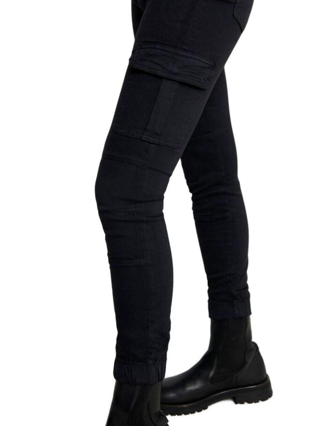 Pantalon Only Missouri cargo negro de mujer