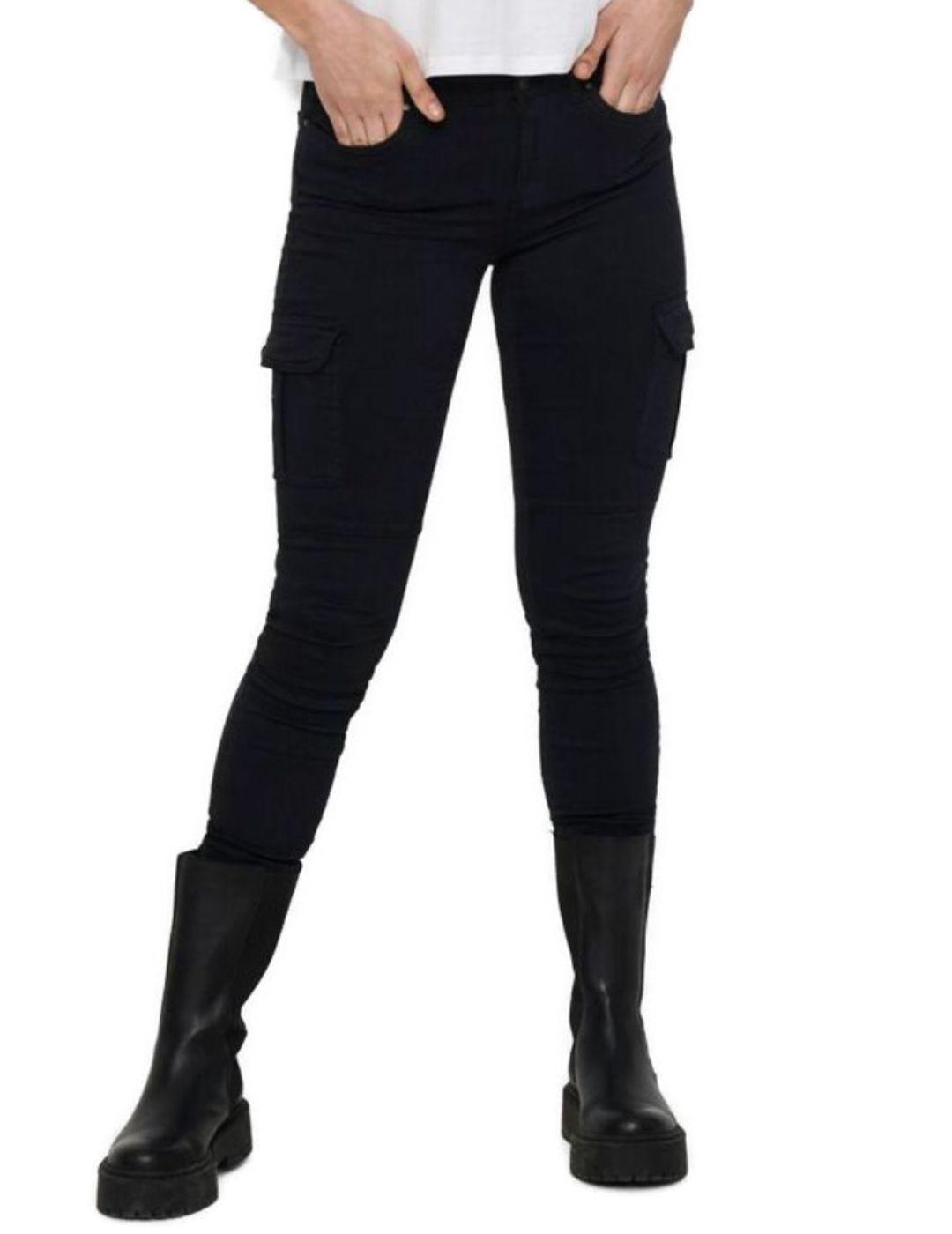 Pantalon Only Missouri cargo negro de mujer