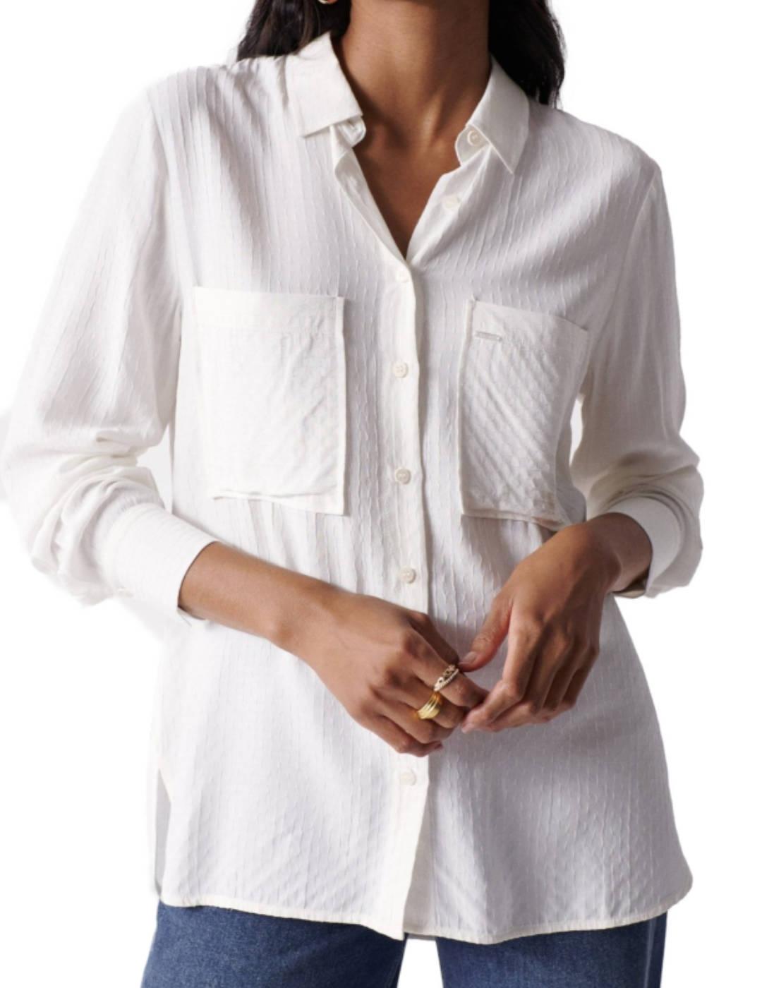 Camisa Salsa blanca fluida con relieve de mujer b