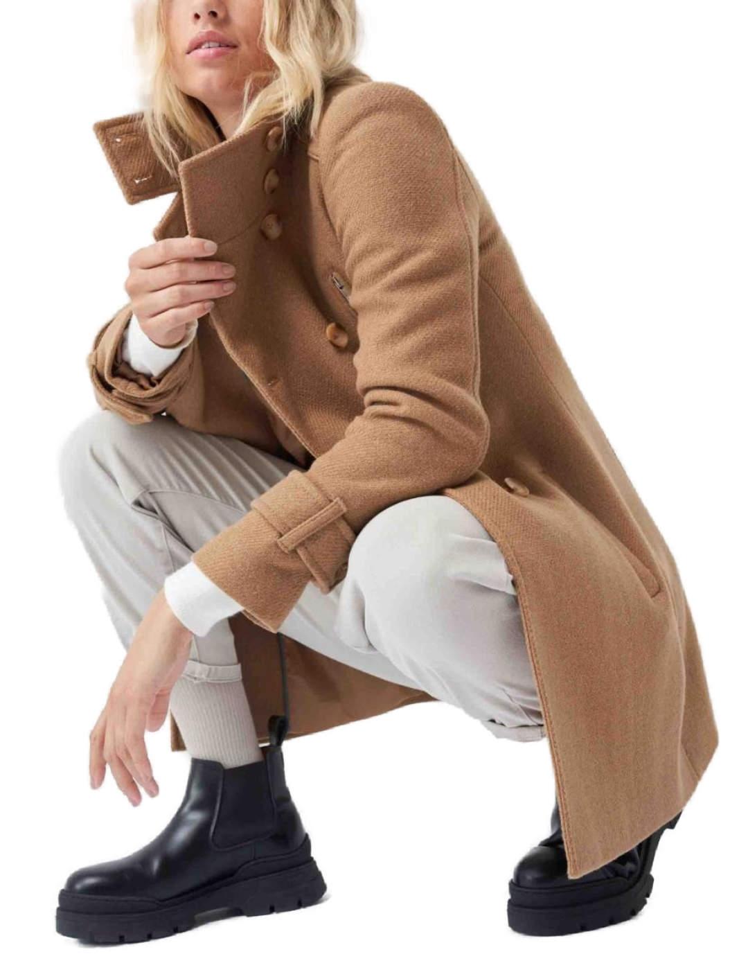 Abrigo Salsa camel de paño con detalles de mujer-b