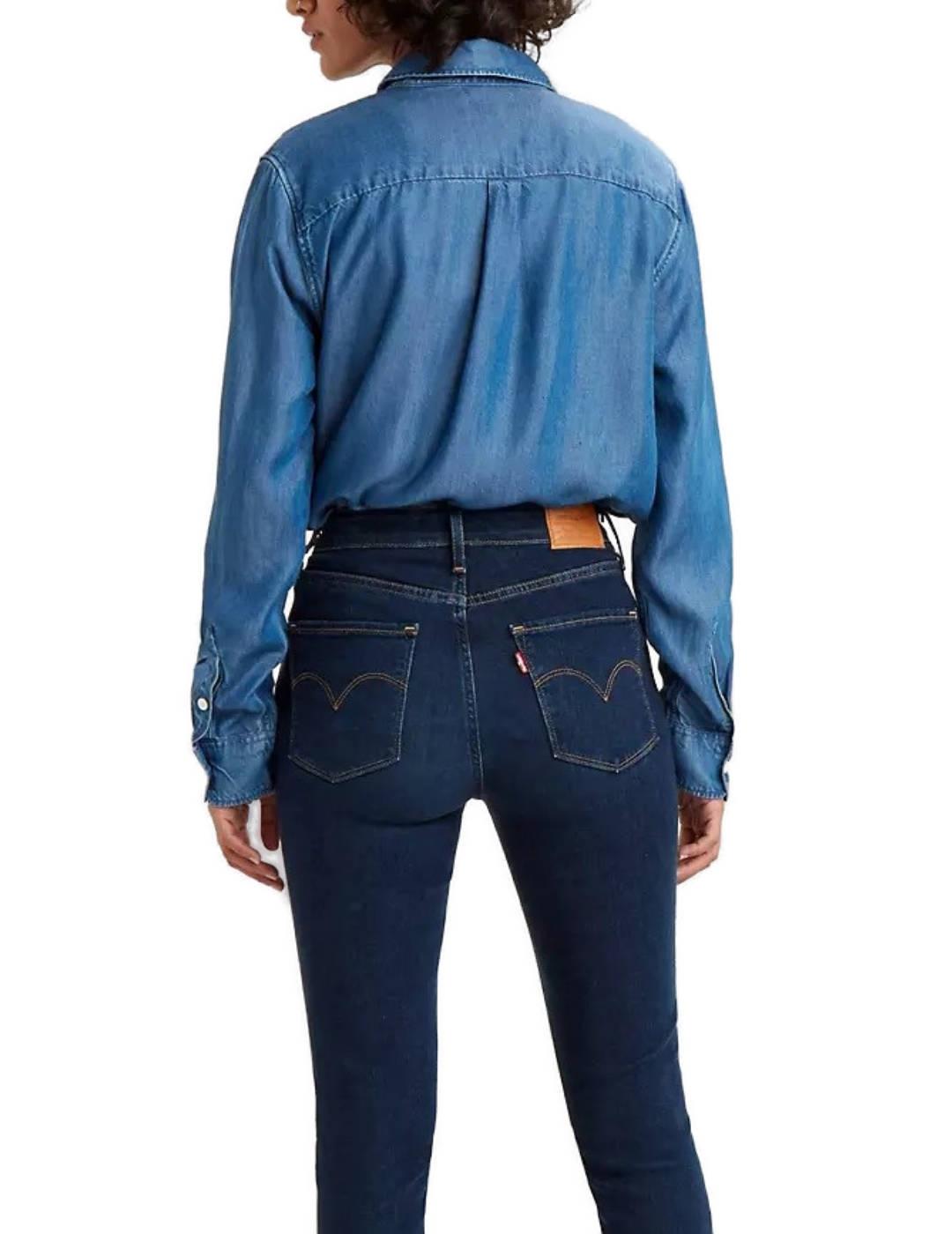 Vaquero Levis 721 tono azul marino para mujer-z