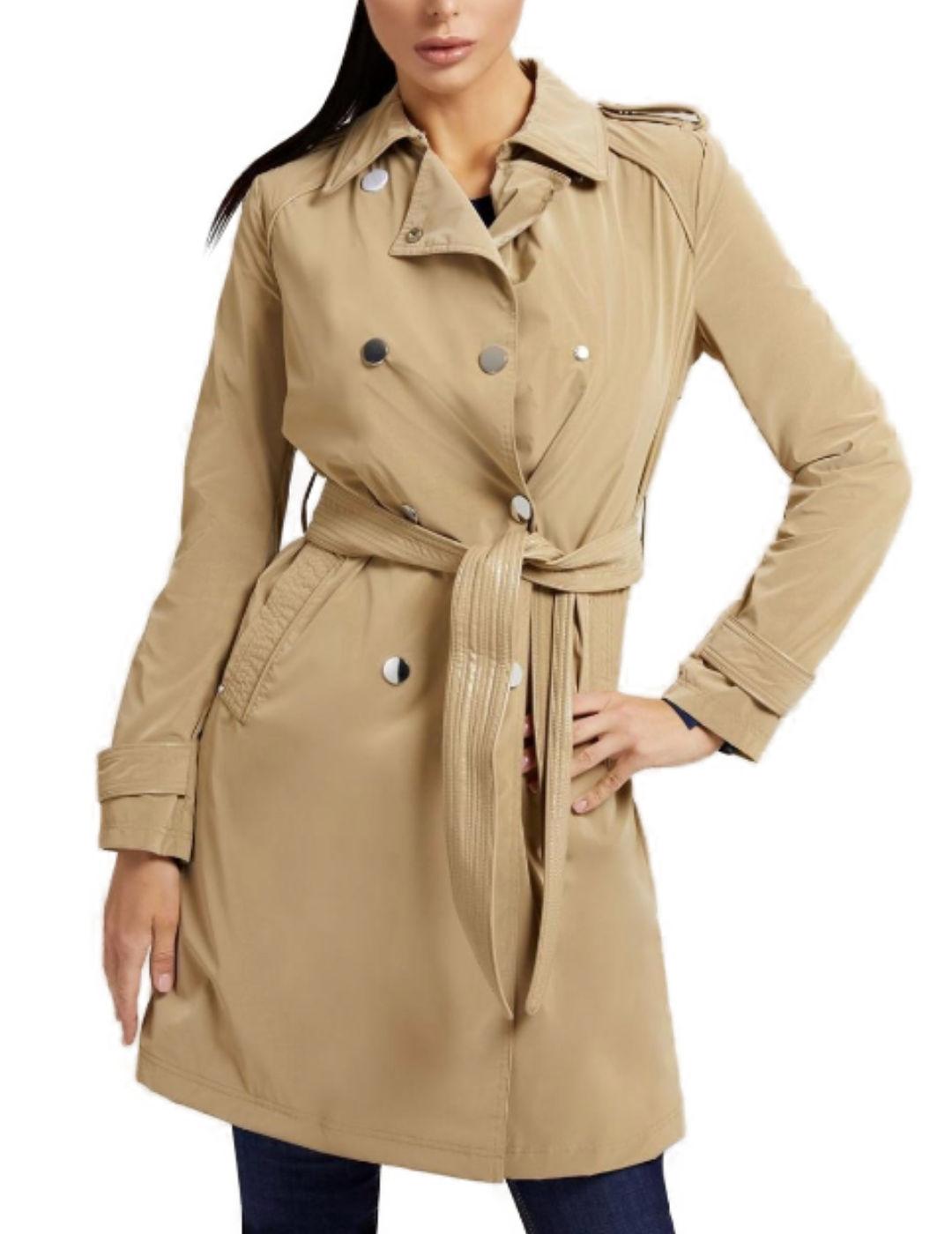 Gabardina Guess Susan con cinturón color camel para mujer