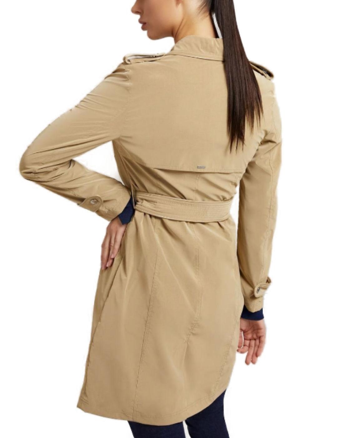 Gabardina Guess Susan con cinturón color camel para mujer