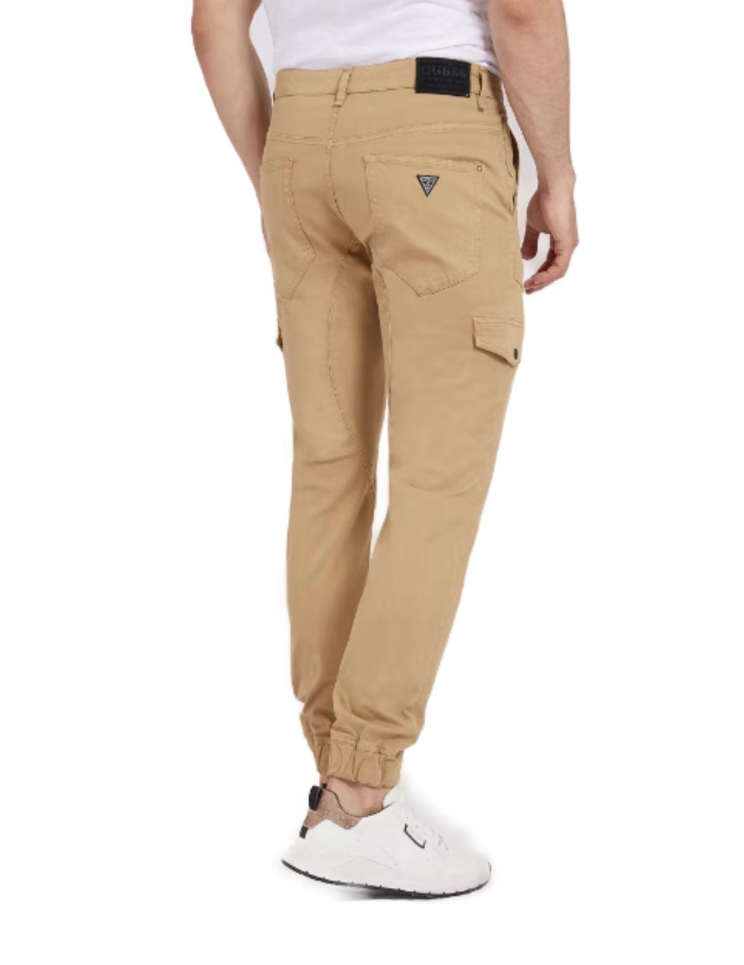 Pantalón Guess New Kombat marron con puño para hombre