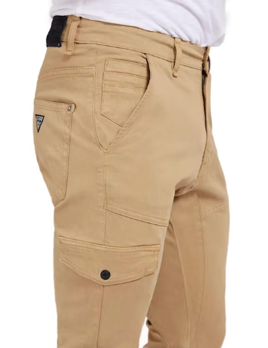 Pantalón Guess New Kombat marron con puño para hombre