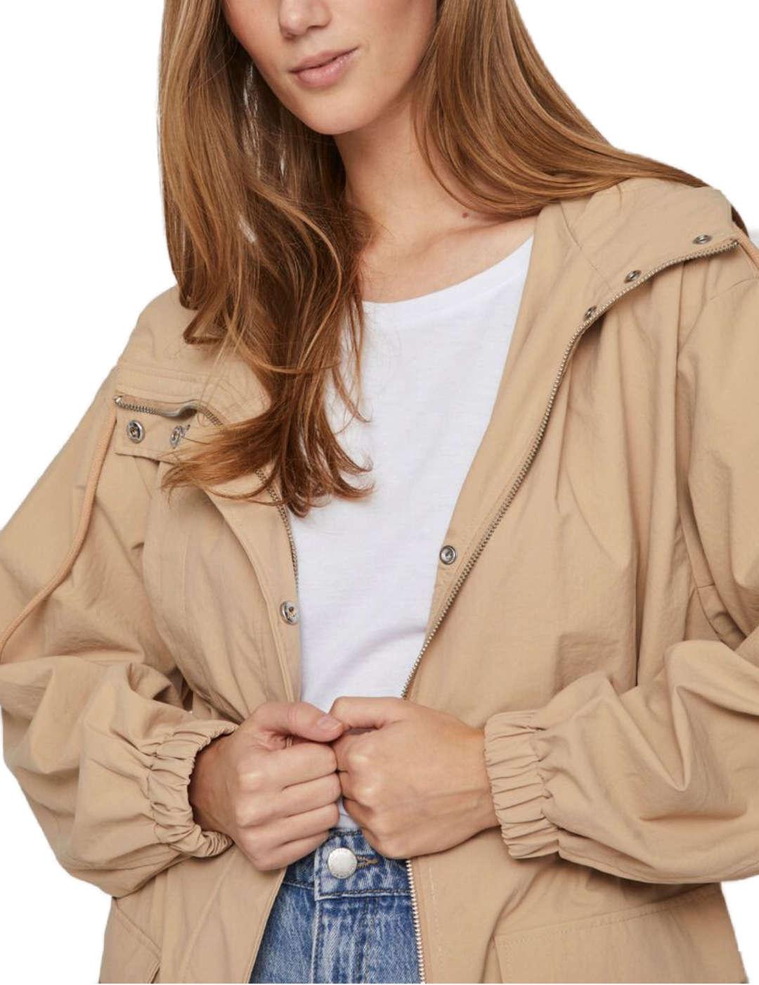 Parka Vila Liana beige larga con capucha para mujer