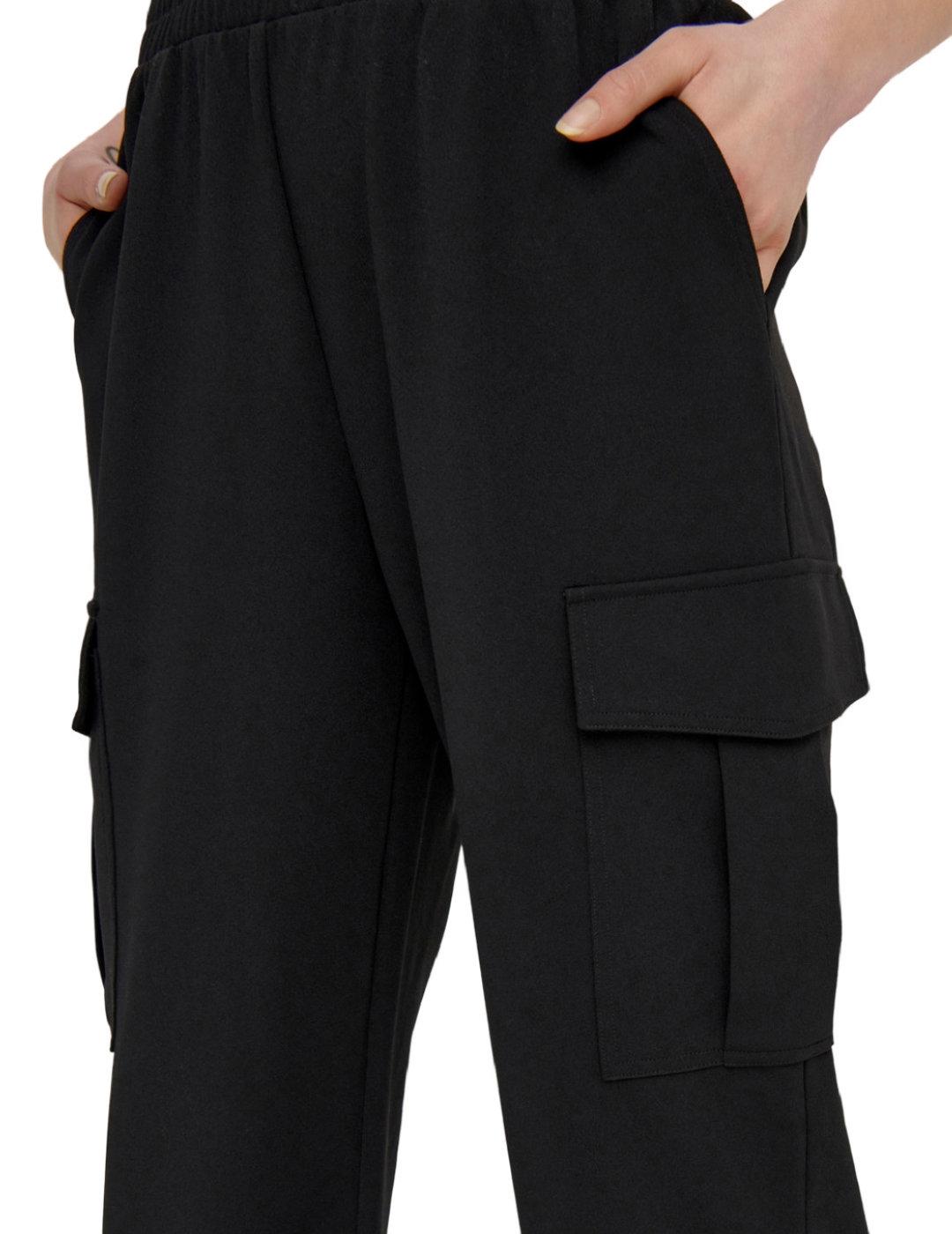 Pantalón Only cargo elástico negro de mujer