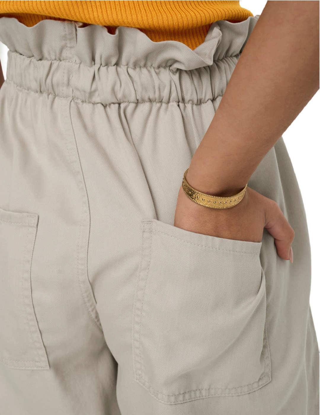 Shorts Only Kenya beige de tela para mujer