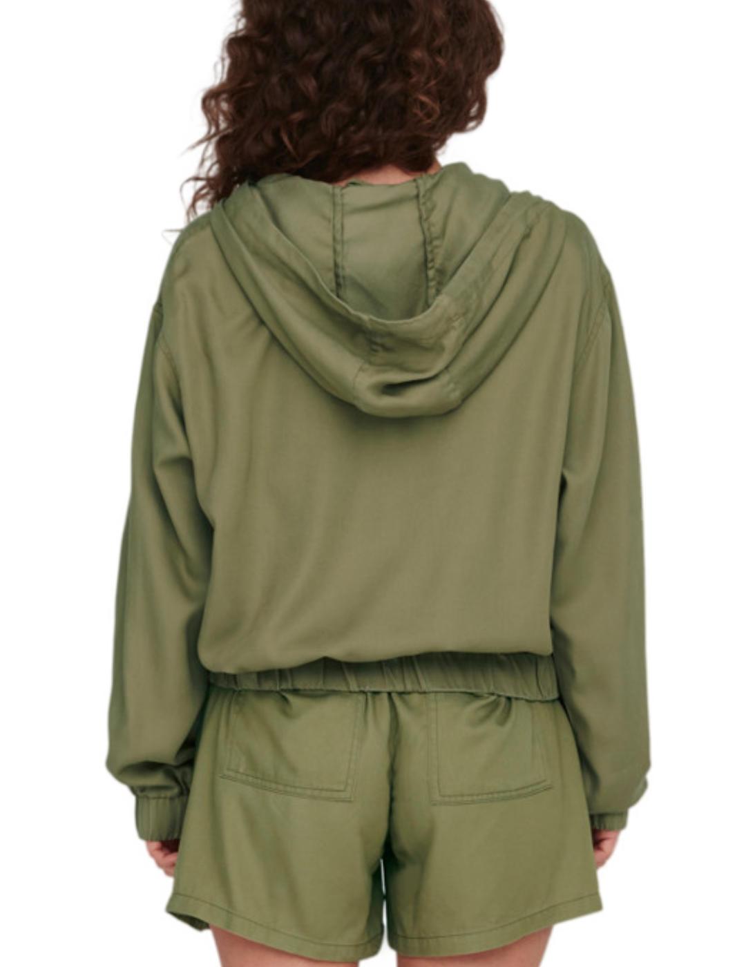 Chaqueta Only Kenya verde estilo militar para mujer