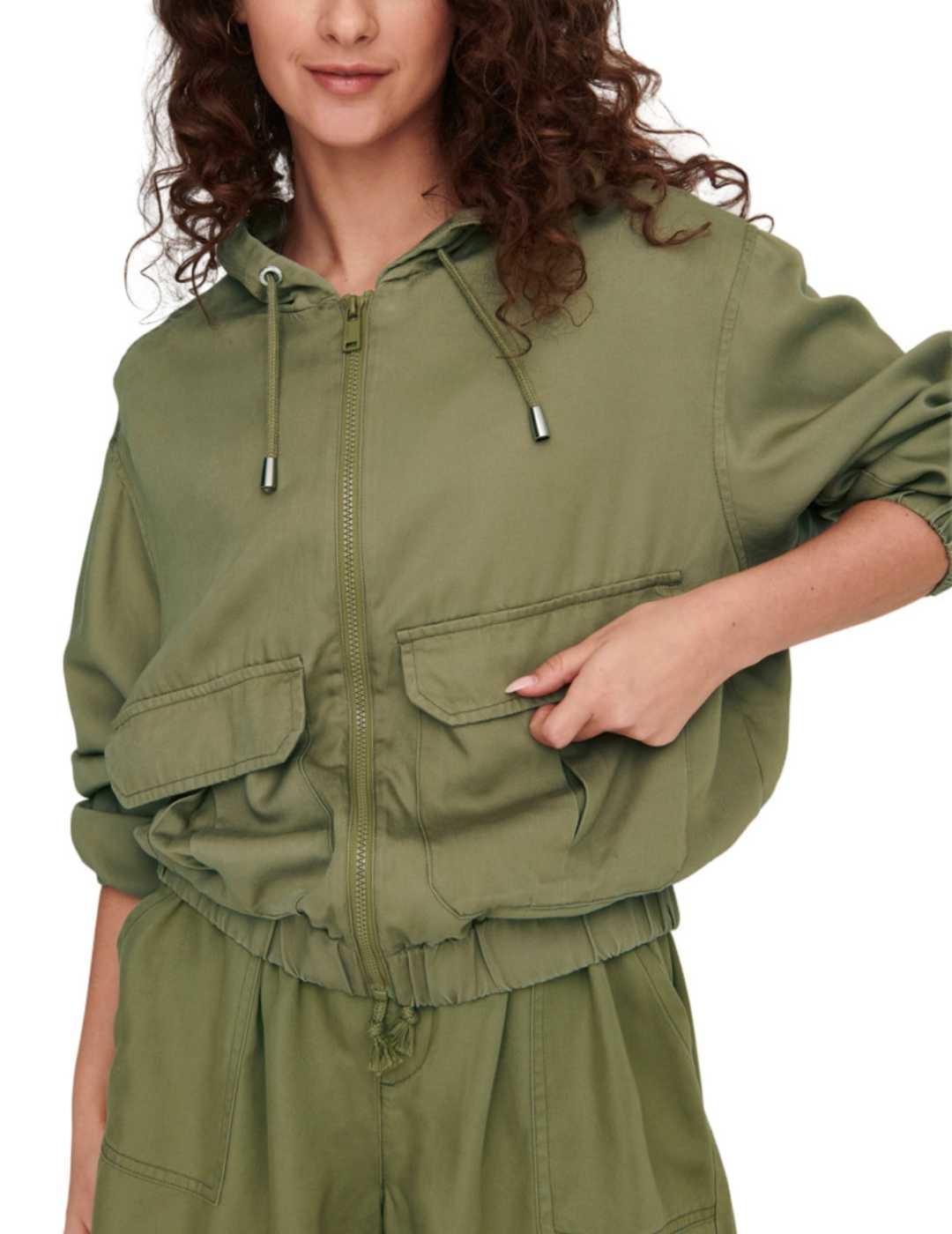 Chaqueta Only Kenya verde estilo militar para mujer