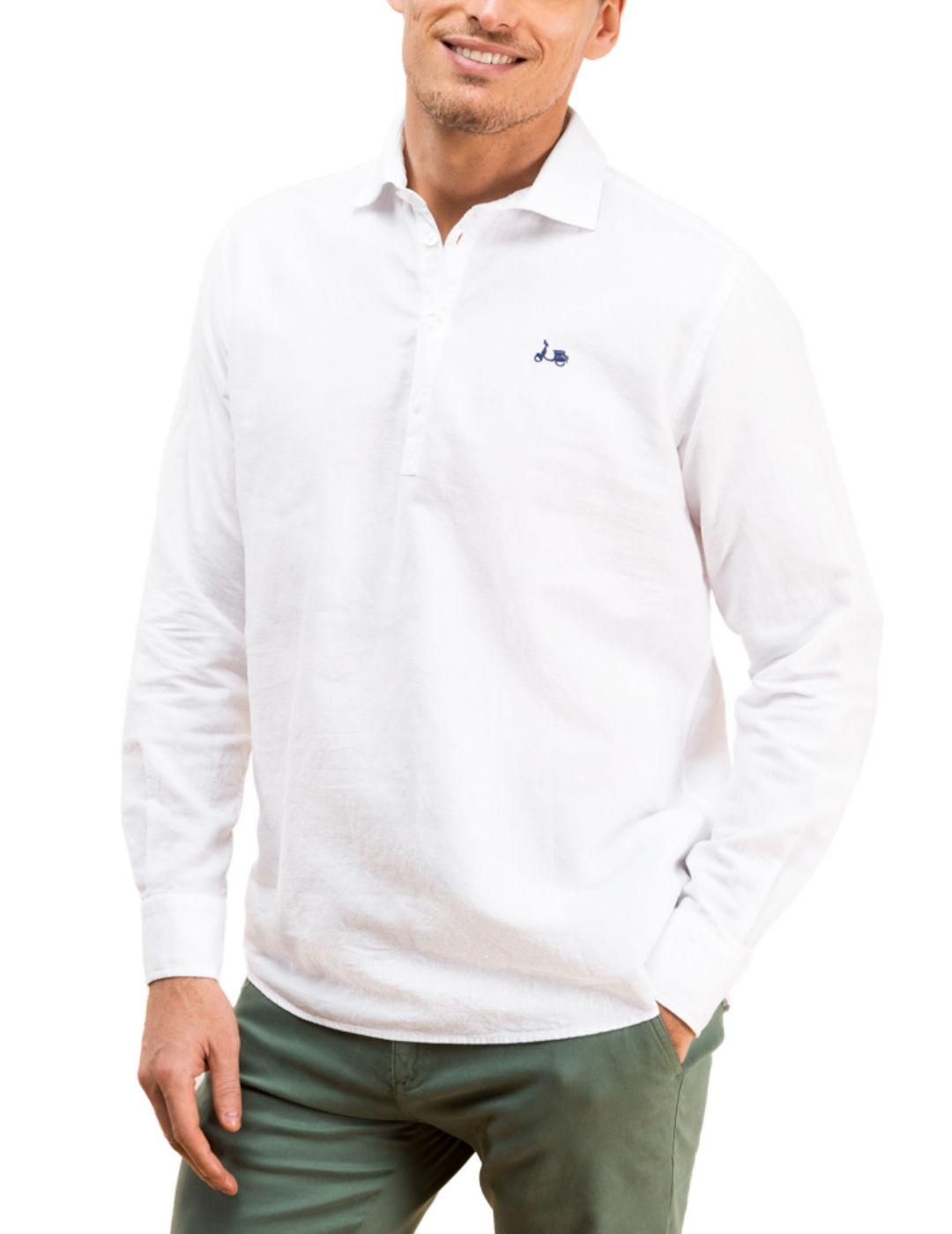 Camisa Scotta polera blanca con logo azul marino para hombre