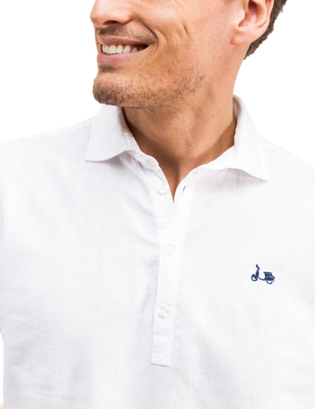 Camisa Scotta polera blanca con logo azul marino para hombre