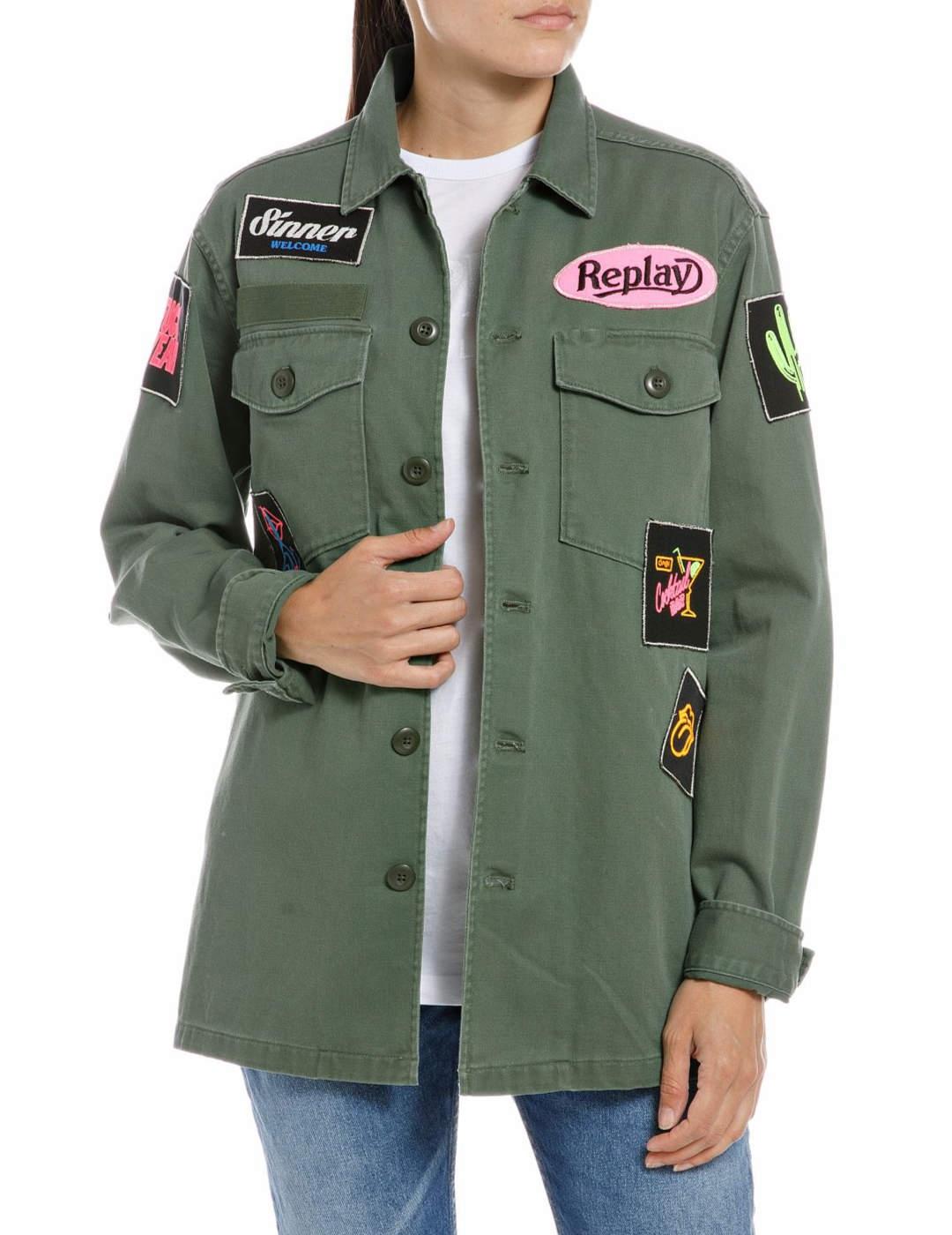 Sobrecamisa Replay verde militar con parches para mujer