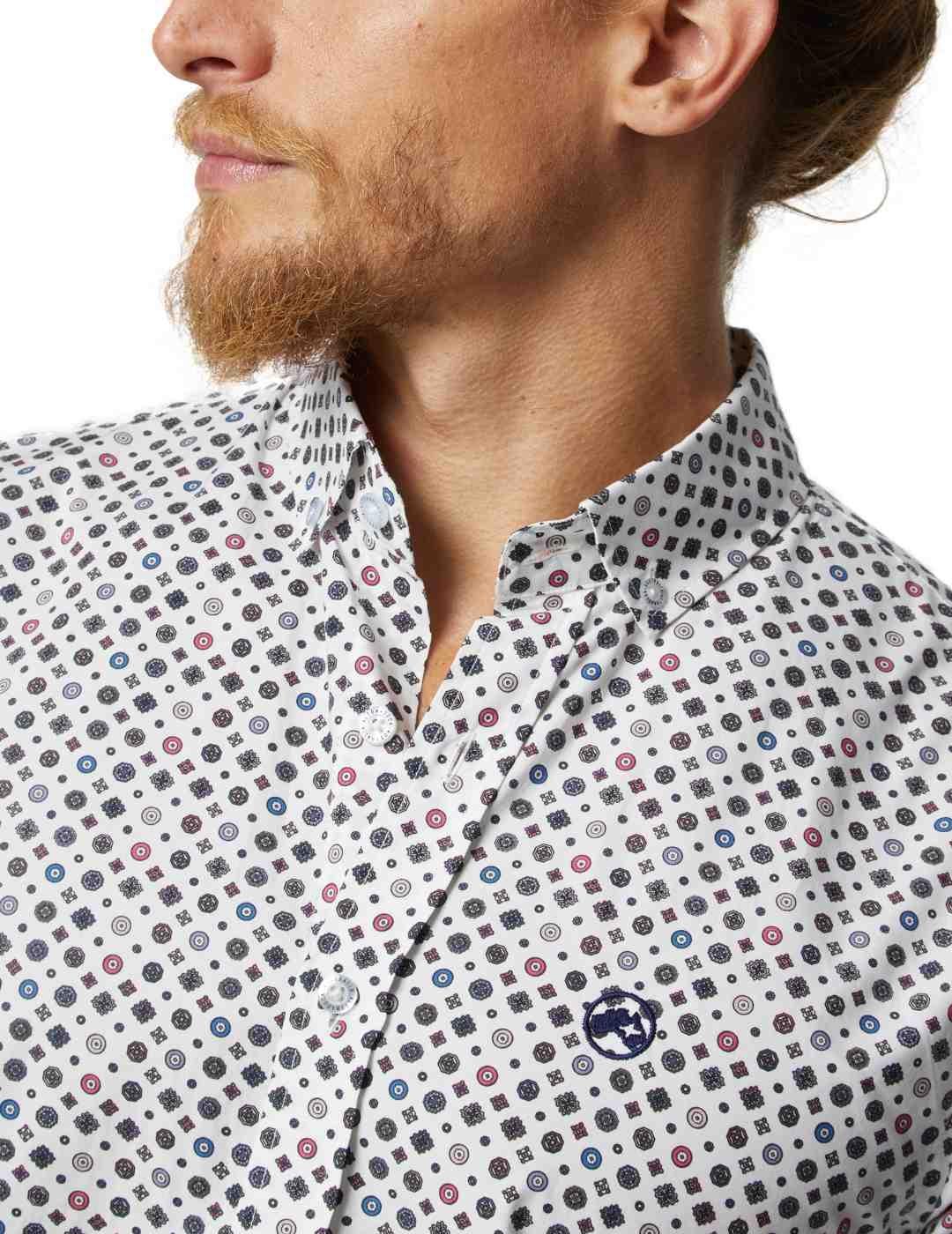 Camisa Altonadock blanco estampada con símbolos para hombre