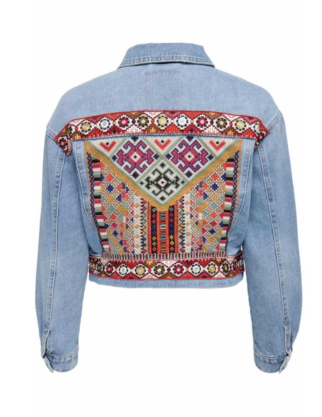 Chaqueta vaquera Only bordado étnico en la espalda de mujer