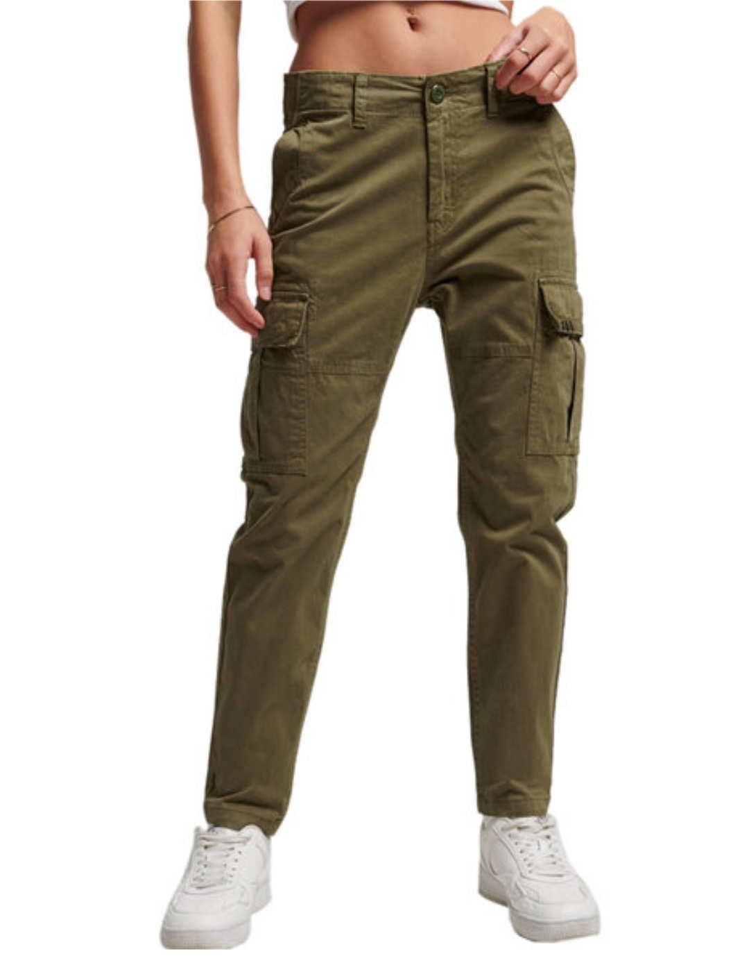 Pantalón Superdry cargo slim fit en color verde para mujer