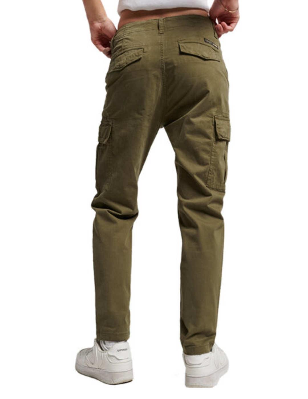 Pantalón Superdry cargo slim fit en color verde para mujer