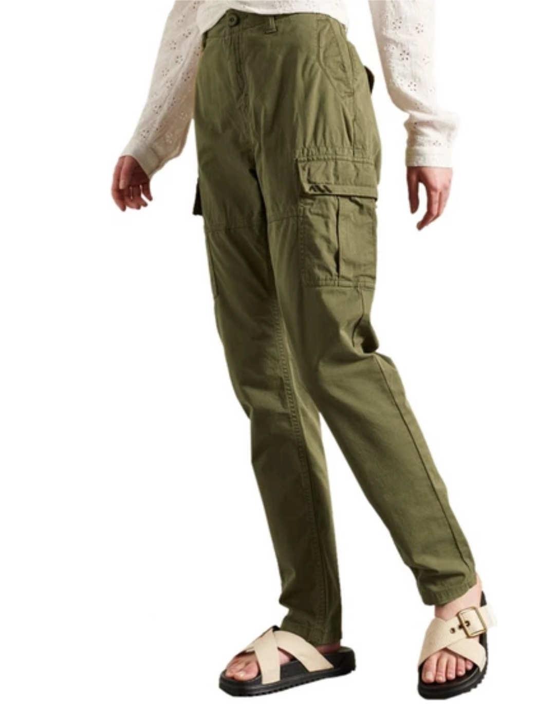 Pantalón Superdry cargo slim fit en color verde para mujer