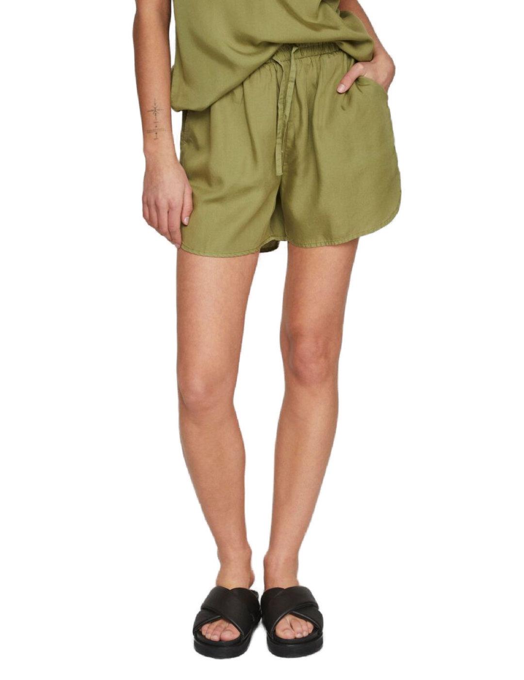 Short Vila Misti verde fluido para mujer