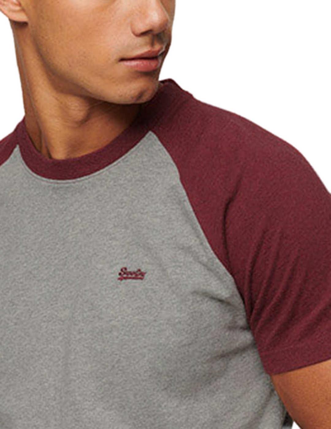 Camiseta Superdry beisbolera gris/granate de hombre