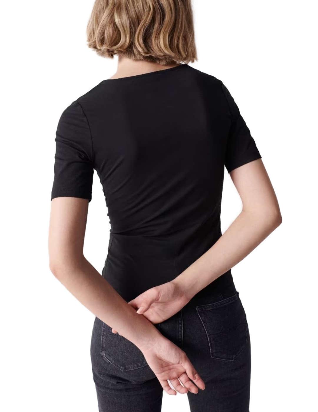 Camiseta Salsa escote asimétrico negra de mujer