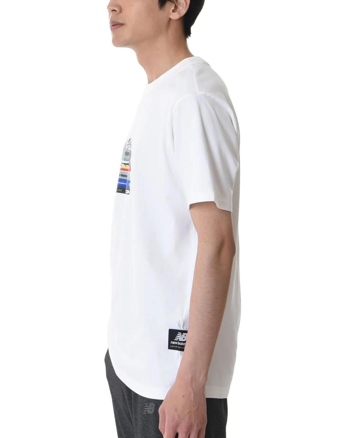 Camiseta New Balance blanca espampado zapatilla de hombre