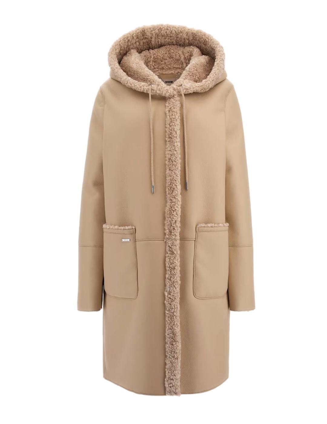 Parka Guess Clara beige con borreguillo y capucha para mujer