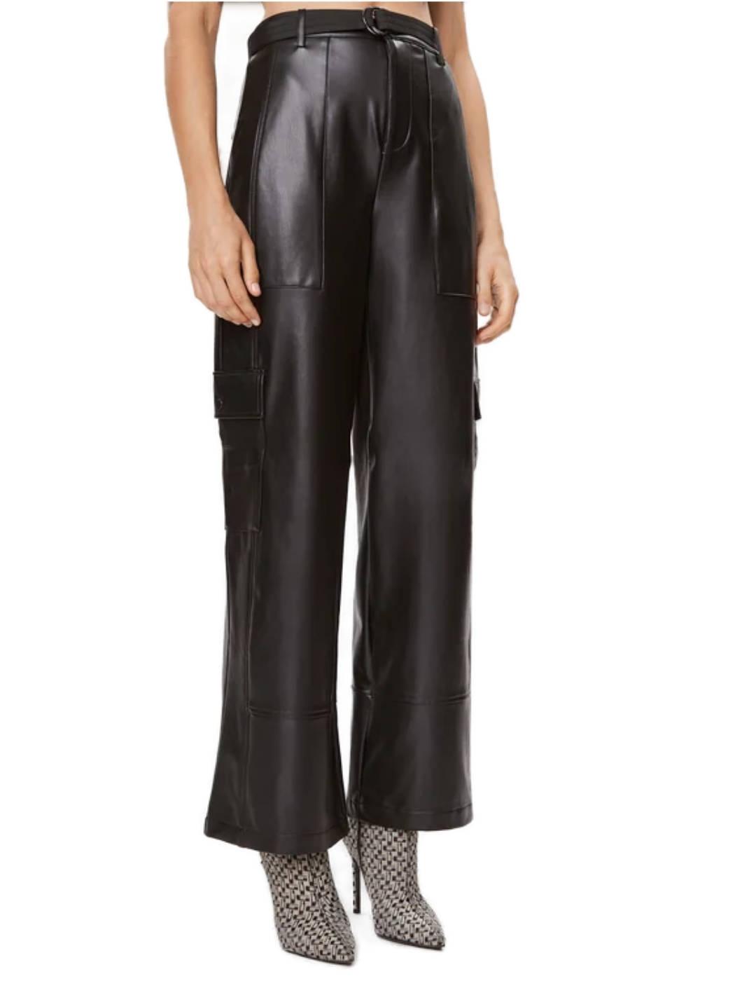 Pantalón Guess Gwen cargo negro de polipiel para mujer