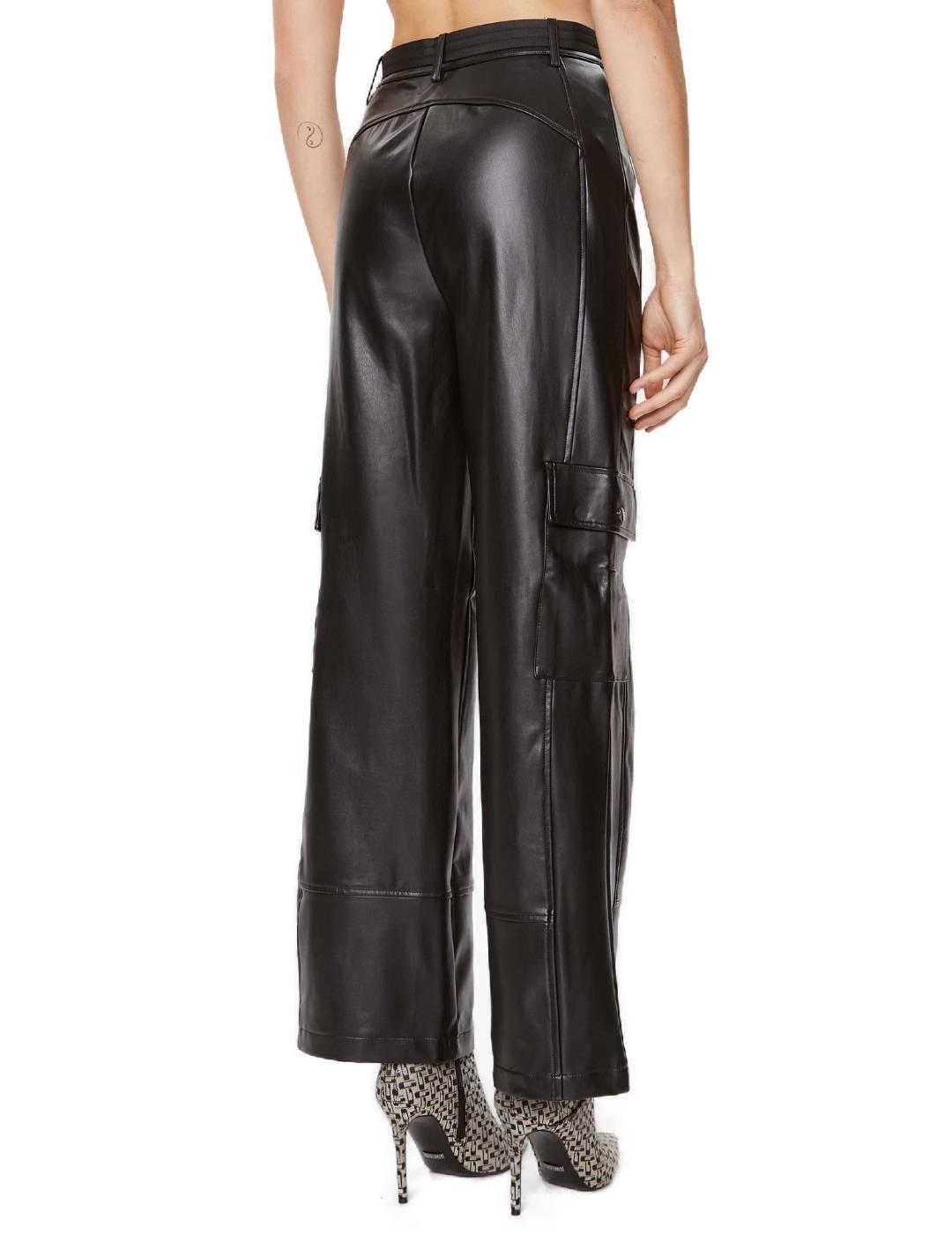 Pantalón Guess Gwen cargo negro de polipiel para mujer