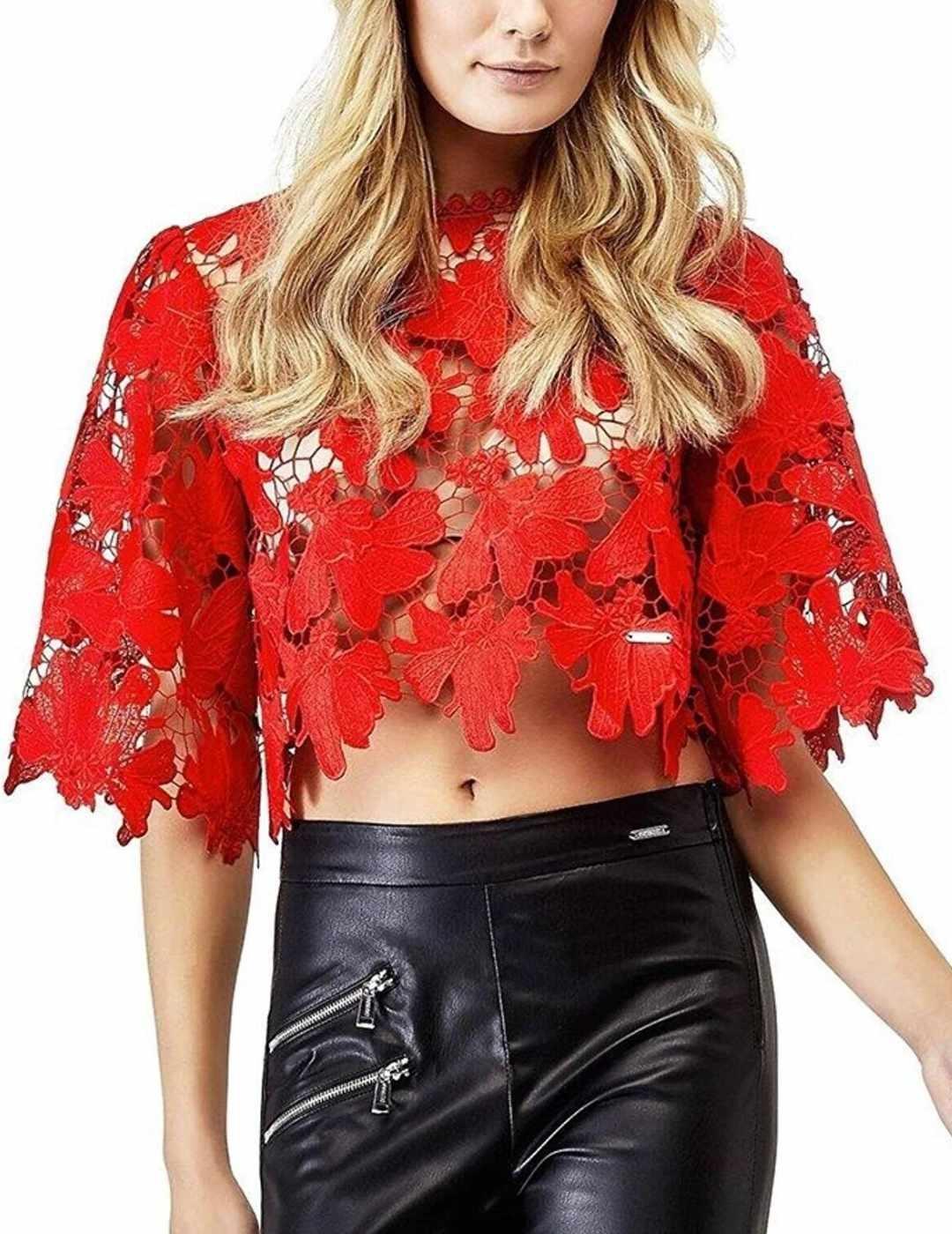 Top Guess crop flores bordadas rojo manga acampanada mujer