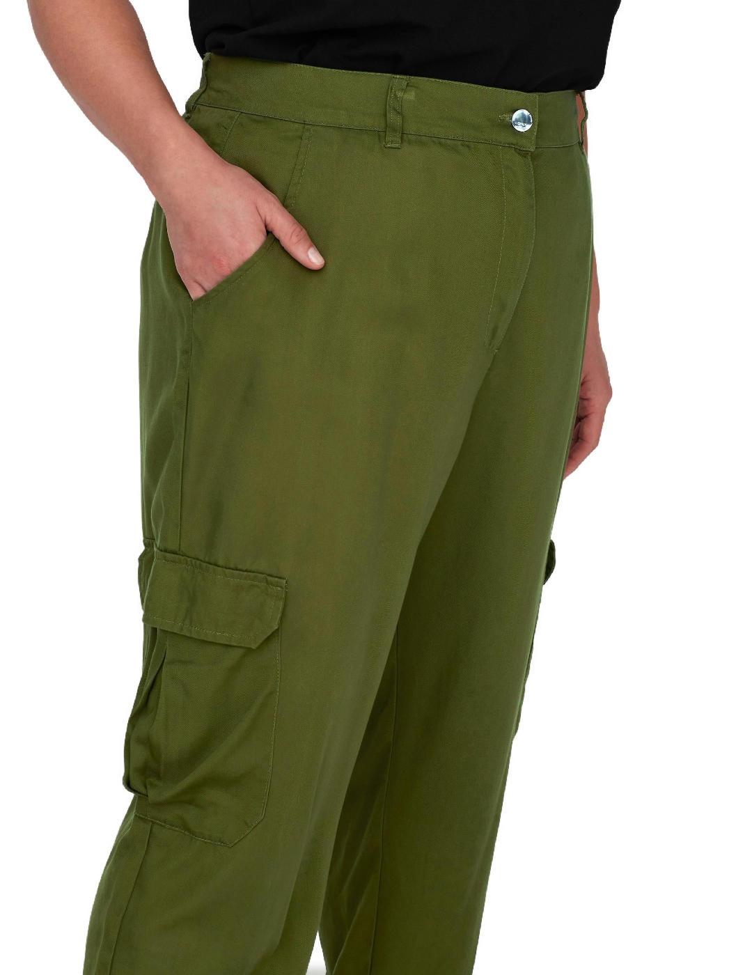 Pantalón Only Carmakoma Kenya verde cargo para mujer