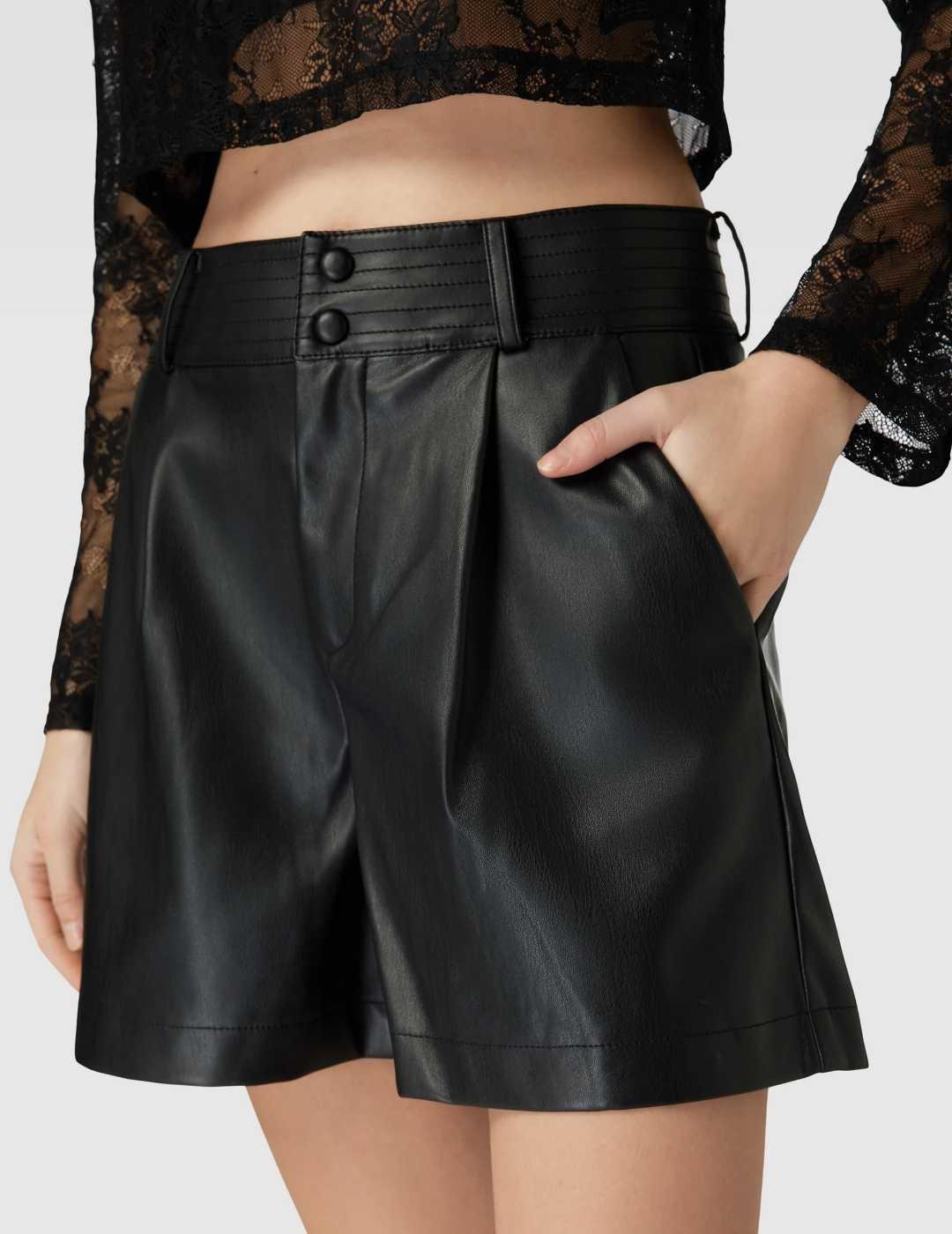 Short Only Amilia de polipiel negro con bolsillos de mujer