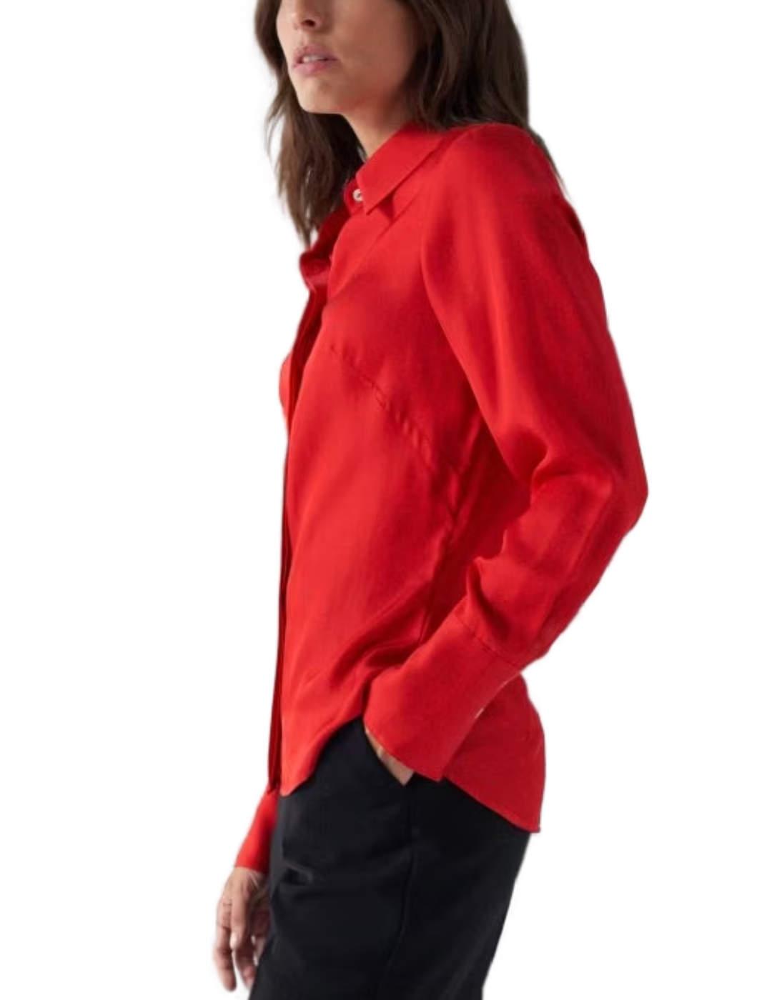Camisa Salsa satinada en color rojo corte regular para mujer