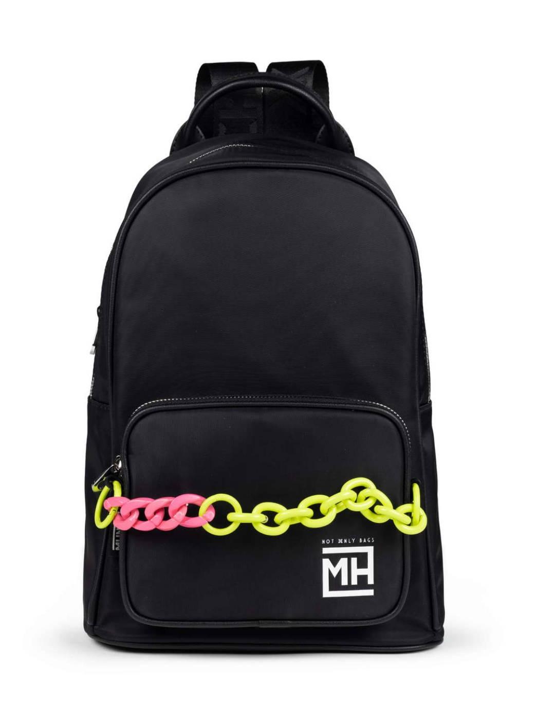 Mochila Munich mediana negro con cadena decorativa de mujer