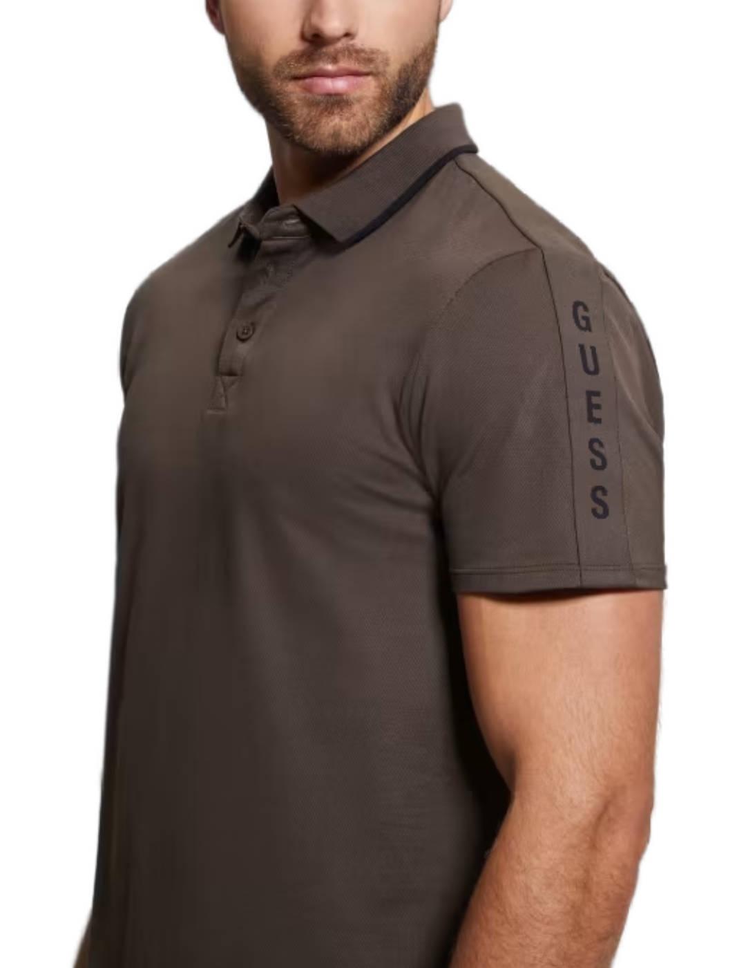 Polo Guess marrón chocolate manga corta para hombre