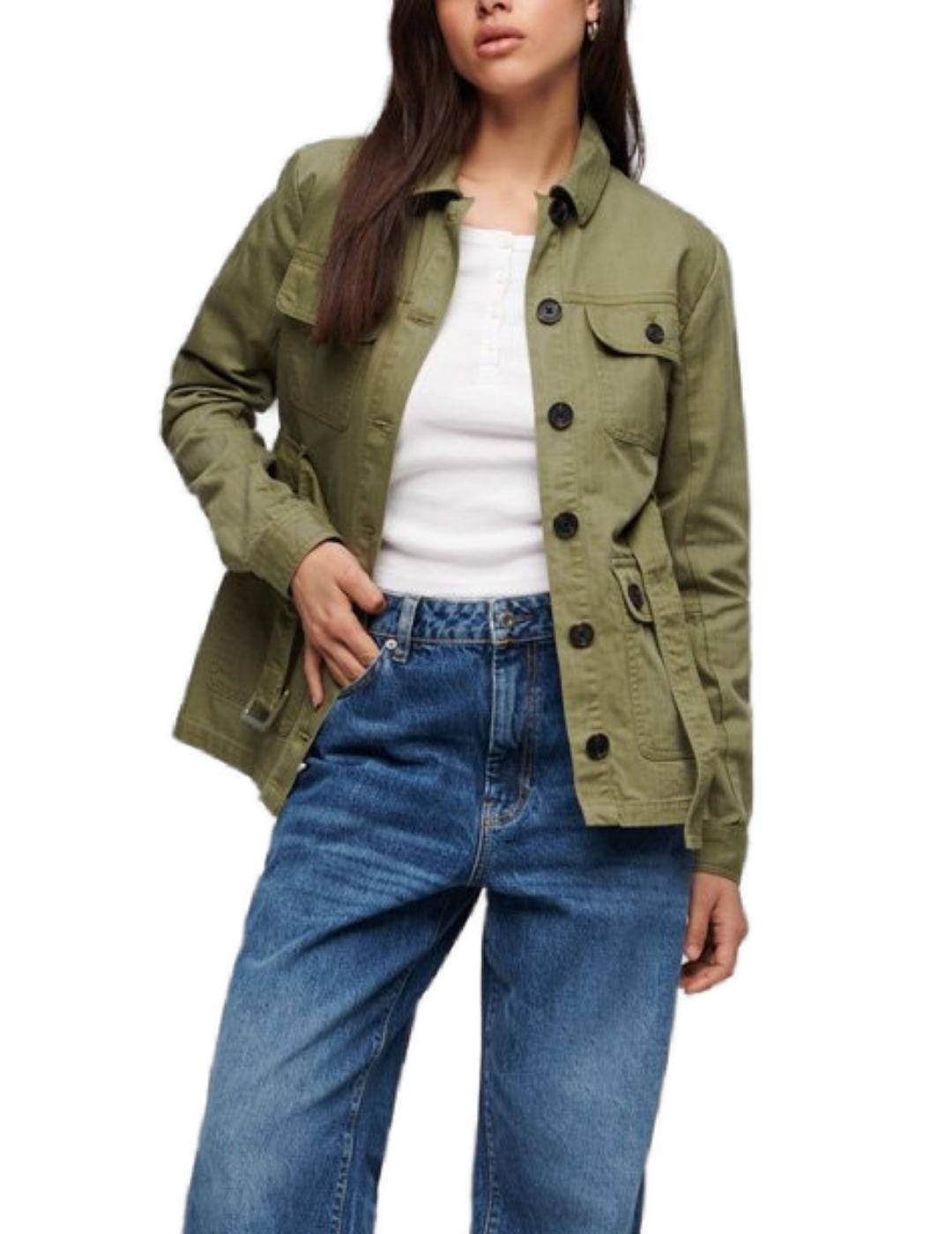 Chaqueta Superdry safari verde militar con botones de mujer