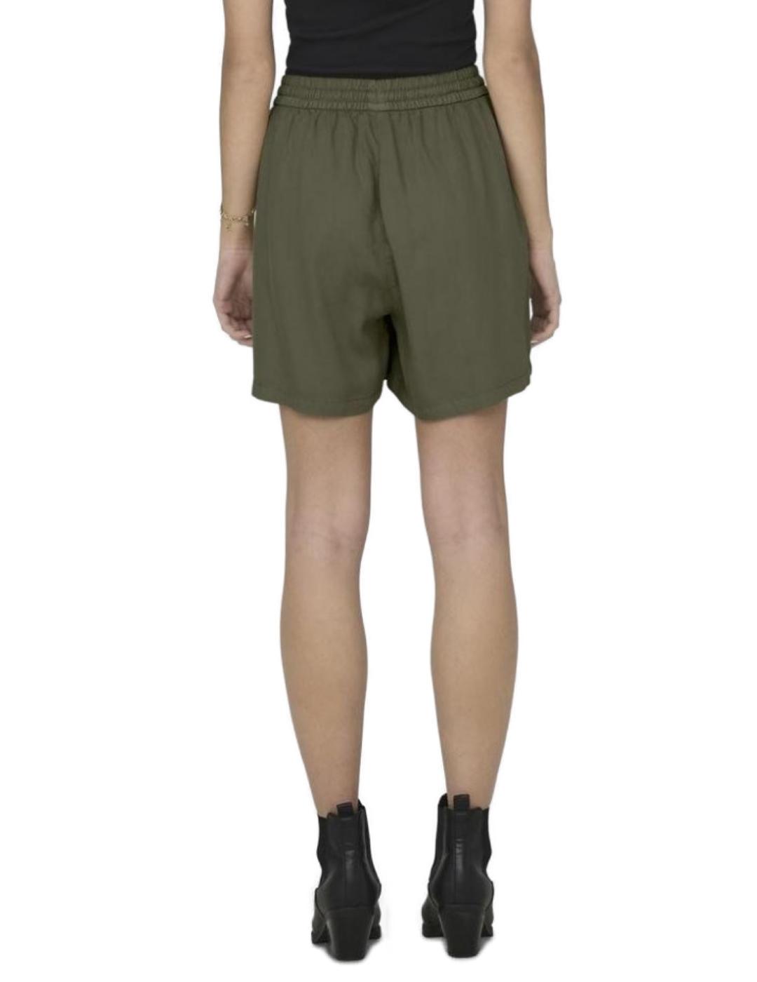 Short Only Kenya verde militar de tela holgado para mujer