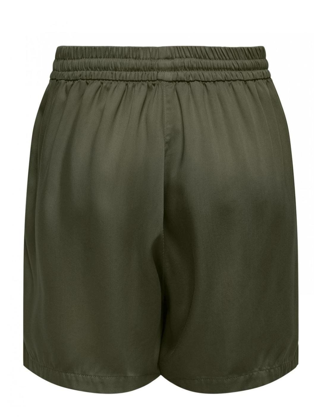 Short Only Kenya verde militar de tela holgado para mujer