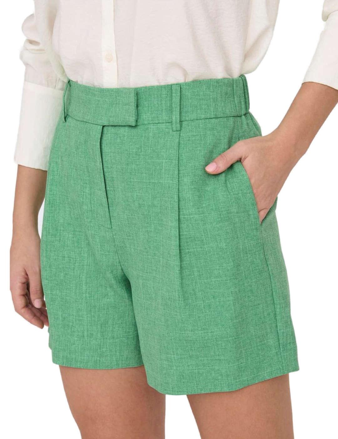 Shorts corto Only de pinzas color verde para mujer