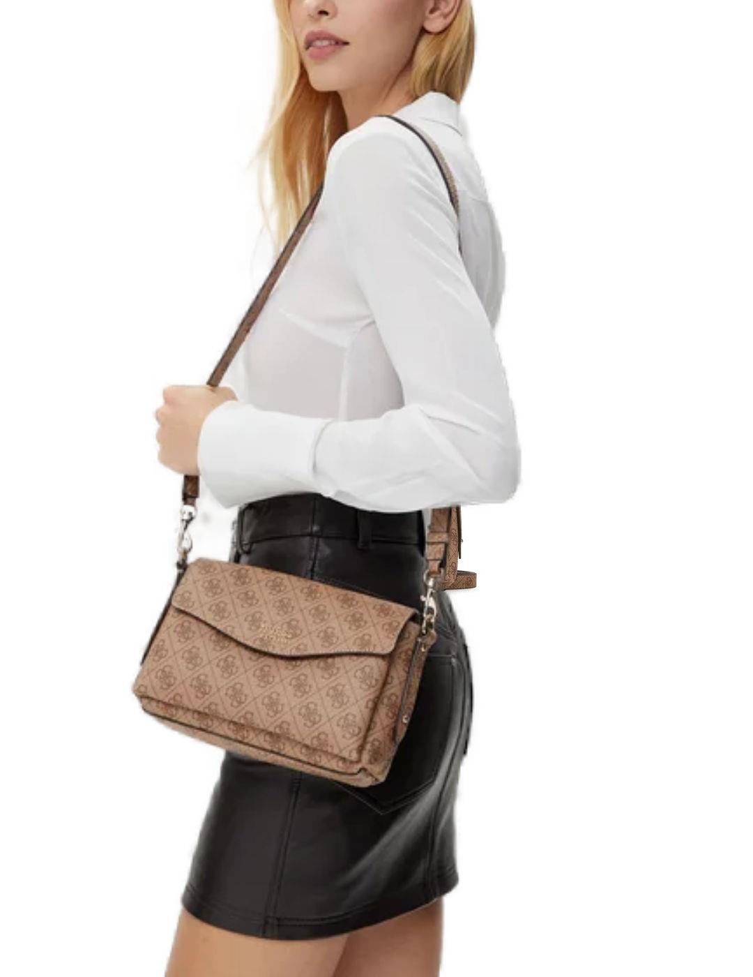 Bolso Guess Brenton de hombro camel con logotipo para mujer