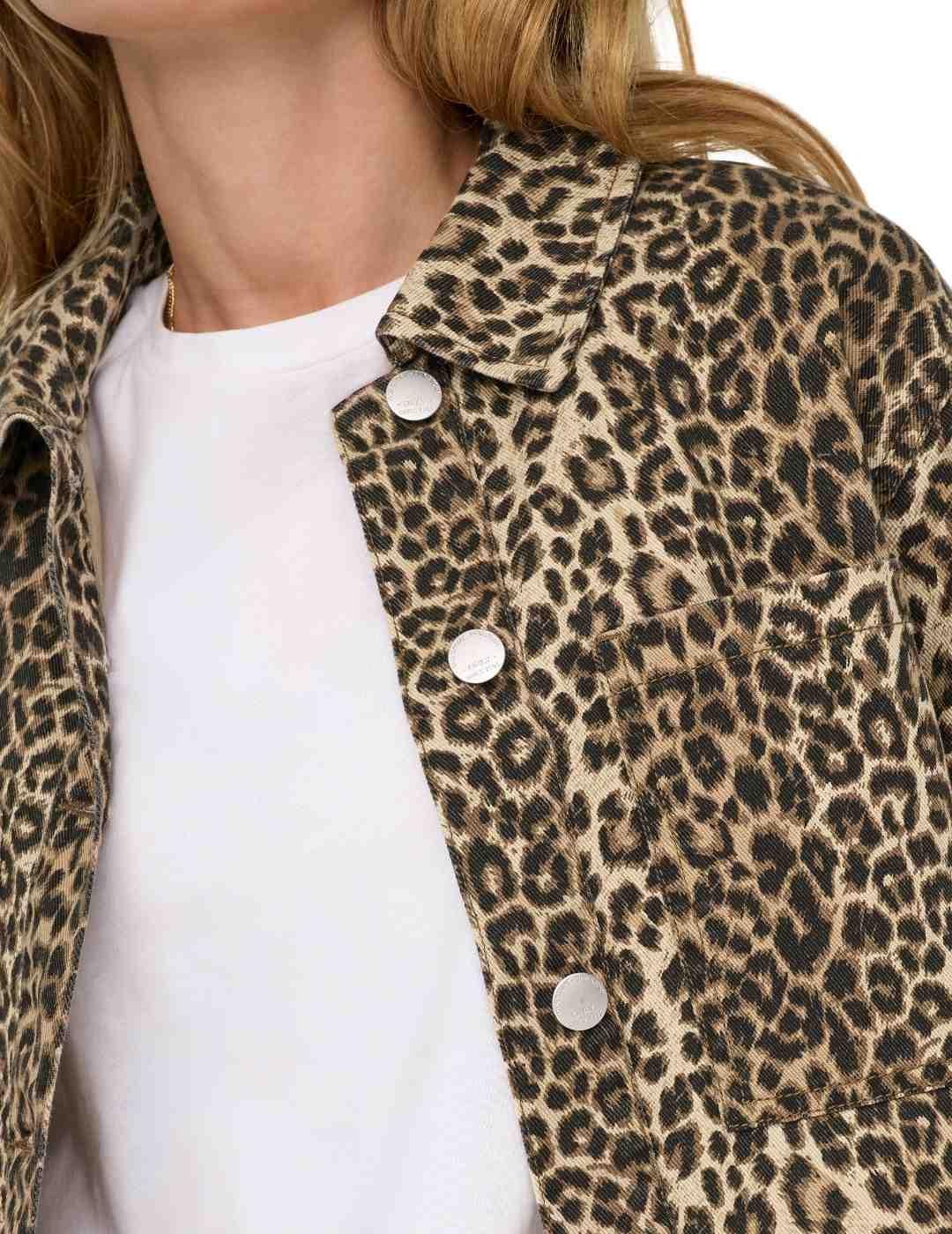 Chaqueta Only Naomi estampado leopardo cropped para mujer