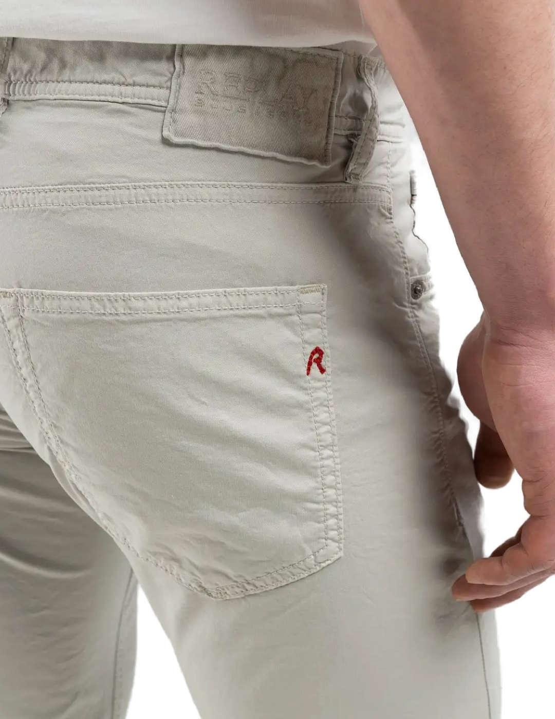 Pantalón vaquero Replay beige de sarga regular para hombre