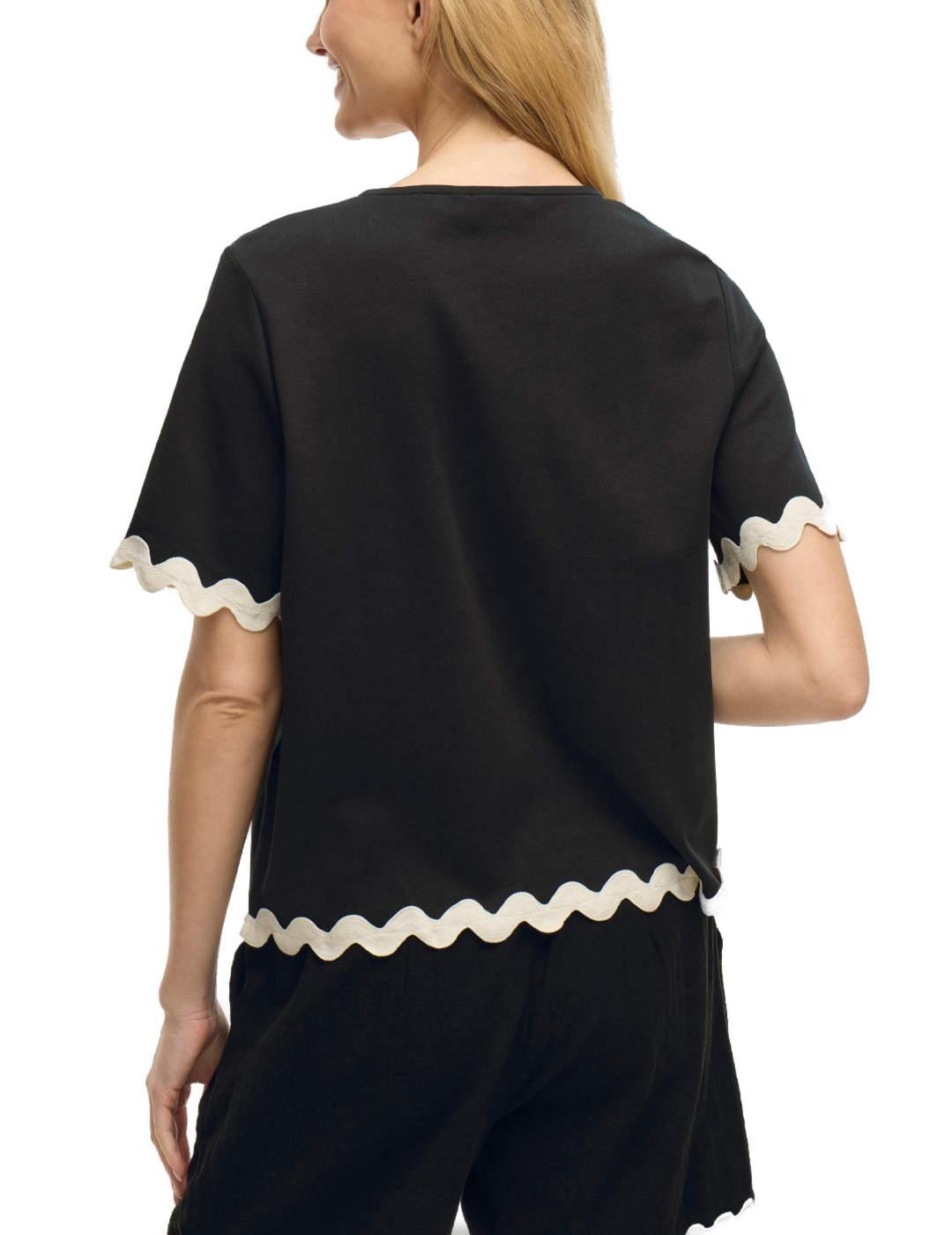 Camiseta Vila Calisa negra bordes detalle ondulado de mujer