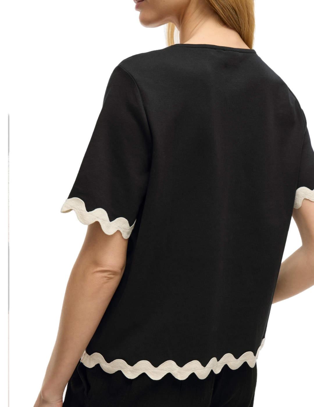Camiseta Vila Calisa negra bordes detalle ondulado de mujer
