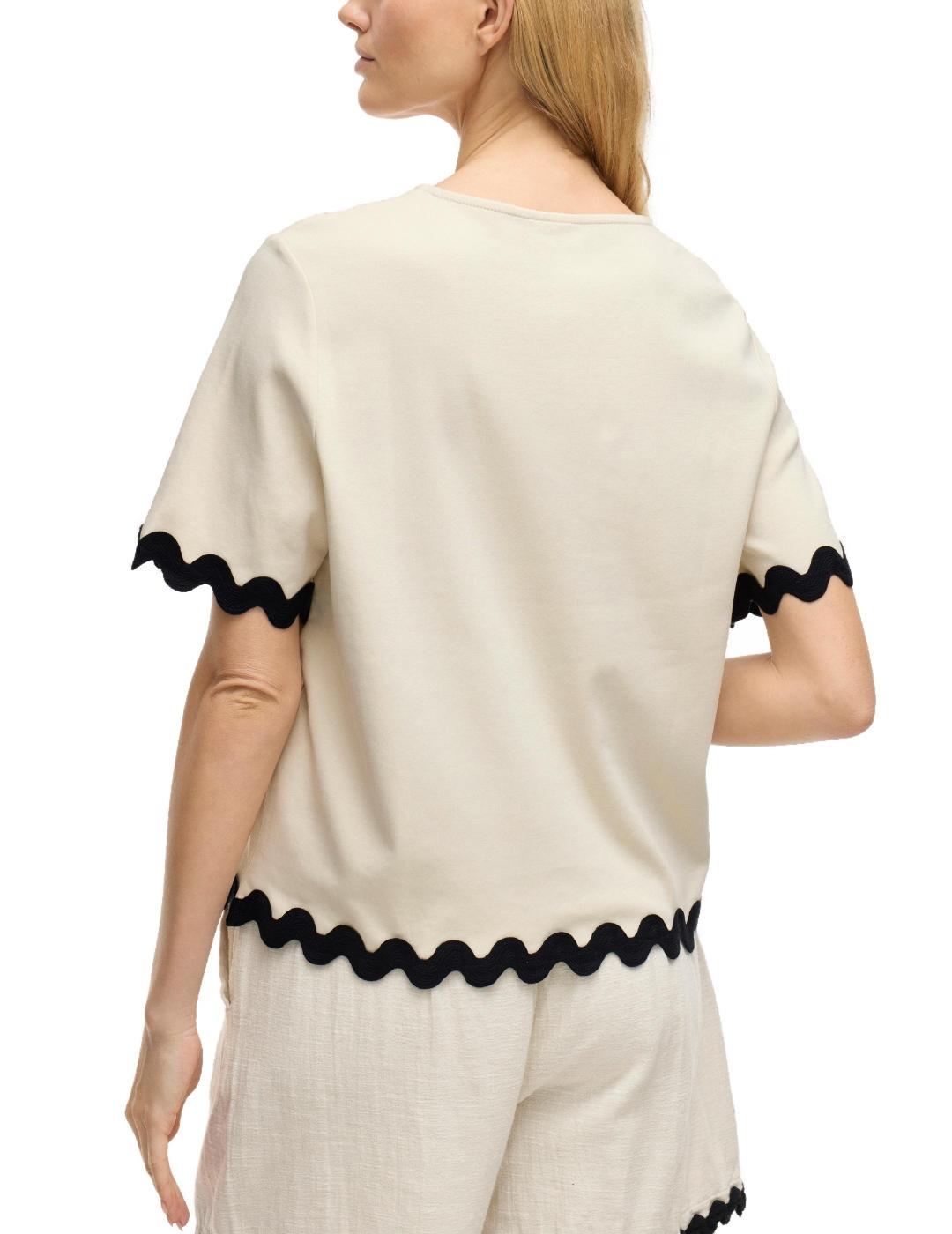 Camiseta Vila Calisa blanca bordes detalle ondulado de mujer
