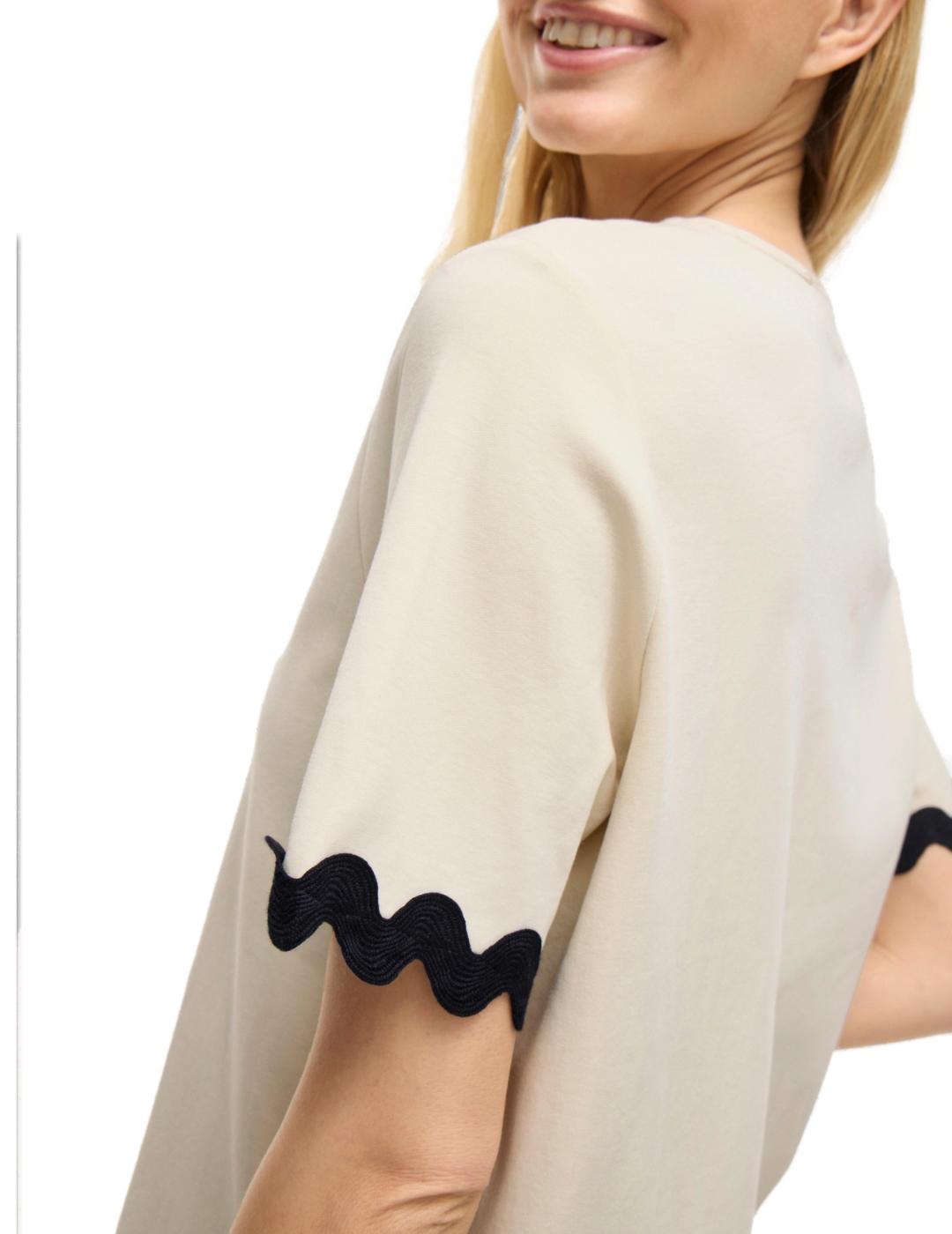 Camiseta Vila Calisa blanca bordes detalle ondulado de mujer